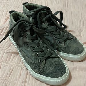 Blowfish sneaker - hunter green camo print - size 8